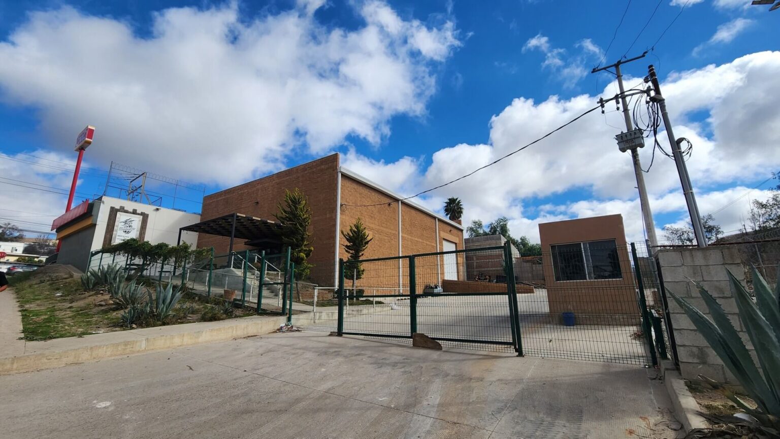 Bodega en Renta en La Gloria

Excelente oportunidad para empresas de logística, almacenamiento o distribución. Ubicada en una de las principales vías de Tijuana, esta bodega ofrece un espacio funcional y bien ubicado para el crecimiento de tu negocio. Aprovecha esta oportunidad para establecer o expandir tu negocio. Contáctanos para más información o para programar una visita.

Renta USD $4,000 dlls por mes