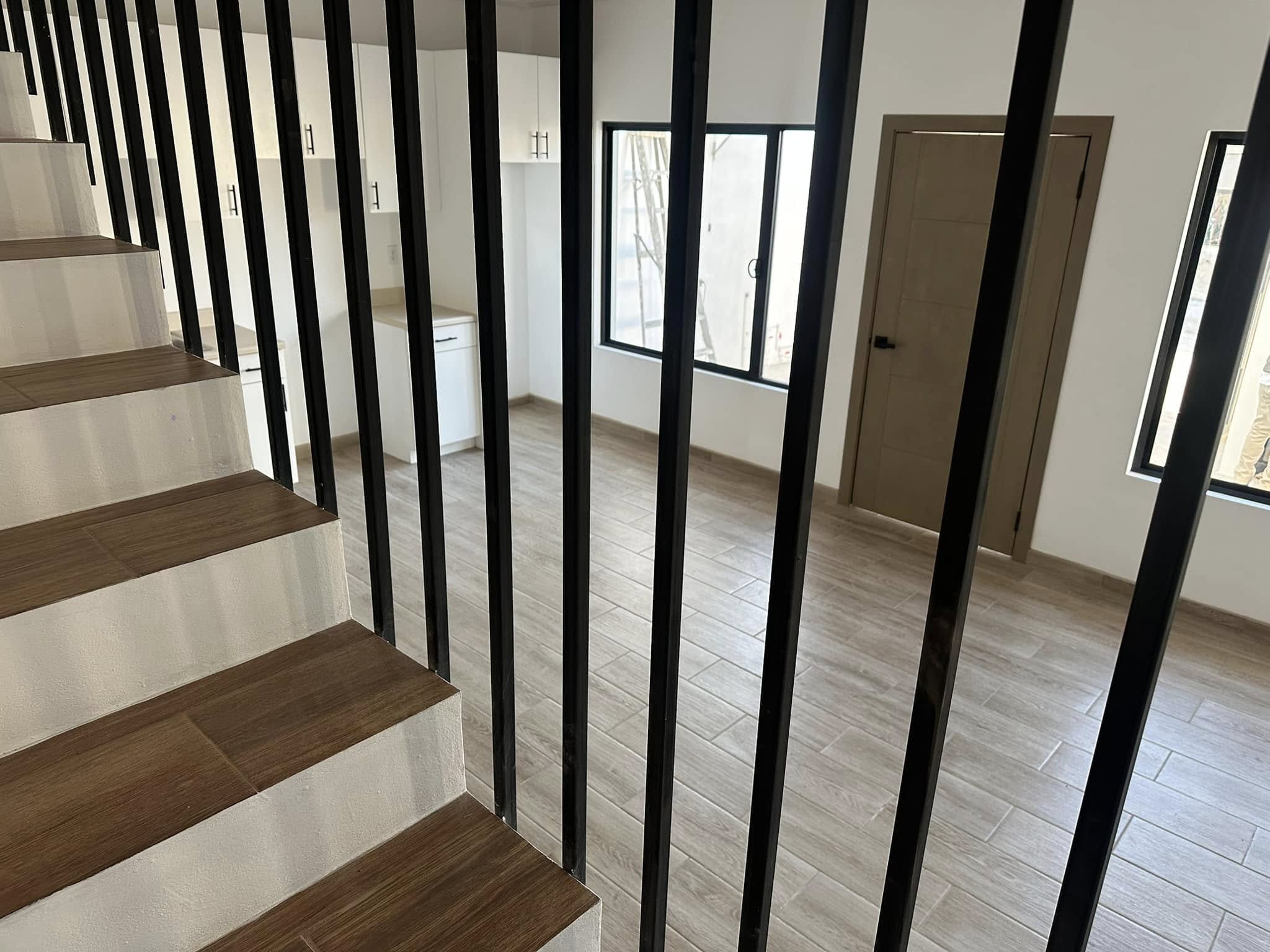 Townhouse en Renta en Avenida Las Ferias
Este acogedor townhouse es perfecto para profesionales o familias que buscan vivir en una ubicación privilegiada en Tijuana, con acceso rápido a diversos servicios y puntos de interés. Si estás interesado en conocer esta propiedad, no dudes en contactarnos para agendar una visita. ¡Te atenderemos con gusto!
Ubicación:
• Situado en Avenida Las Ferias, a solo pasos del Club Britania.
Renta USD $1,600 dlls por mes
