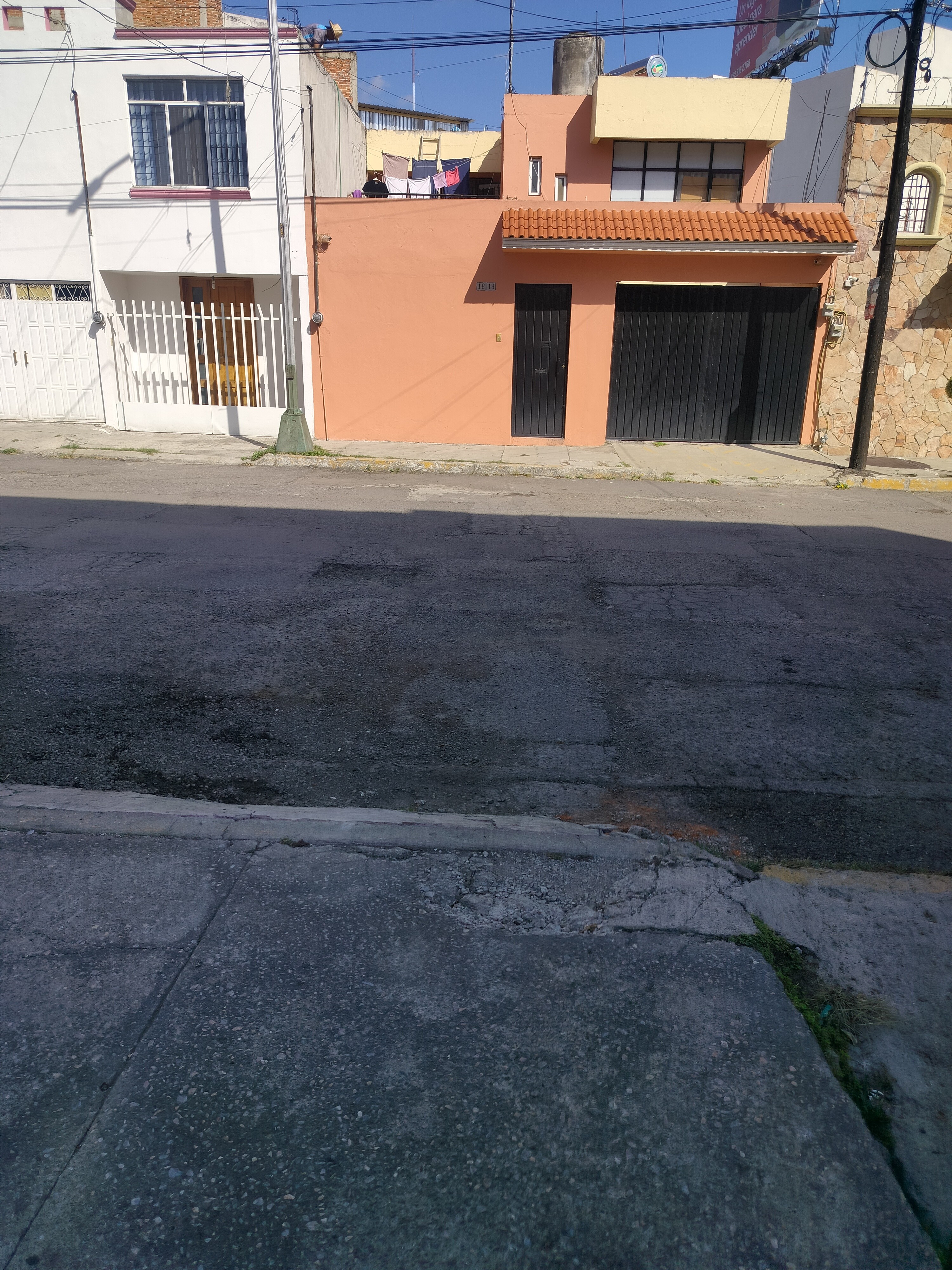 Tiene 189m² y cuenta con una pequeña construcción de 35m² tiene todos los servicios, agua, luz, drenaje, pavimento, ya cuenta con una barda al frente y en un lado del terreno.
Está libre de gravamen, listo para poderse vender.
Se muestra de lunes a domingo