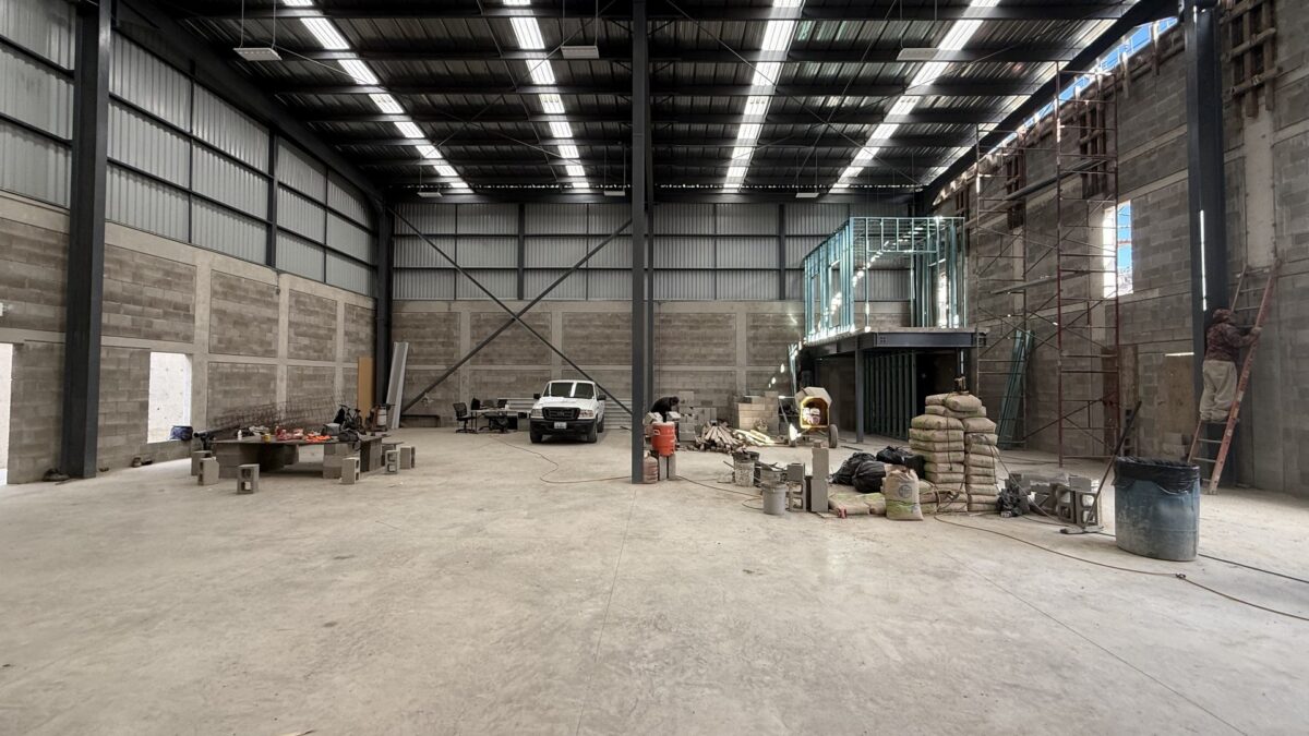 Bodega en Renta en Parque Industrial Pacifico
La ubicación, distribución y características hacen de esta bodega una opción ideal para empresas de logística, almacenamiento o distribución, asegurando acceso rápido y óptimo para operaciones comerciales e industriales. Se encuentra sobre la vialidad principal del Blvd. Pacífico, en una de las zonas más comerciales e industriales de Tijuana, ideal para comercialización o distribución de productos.
Renta USD $5,400 dlls por mes