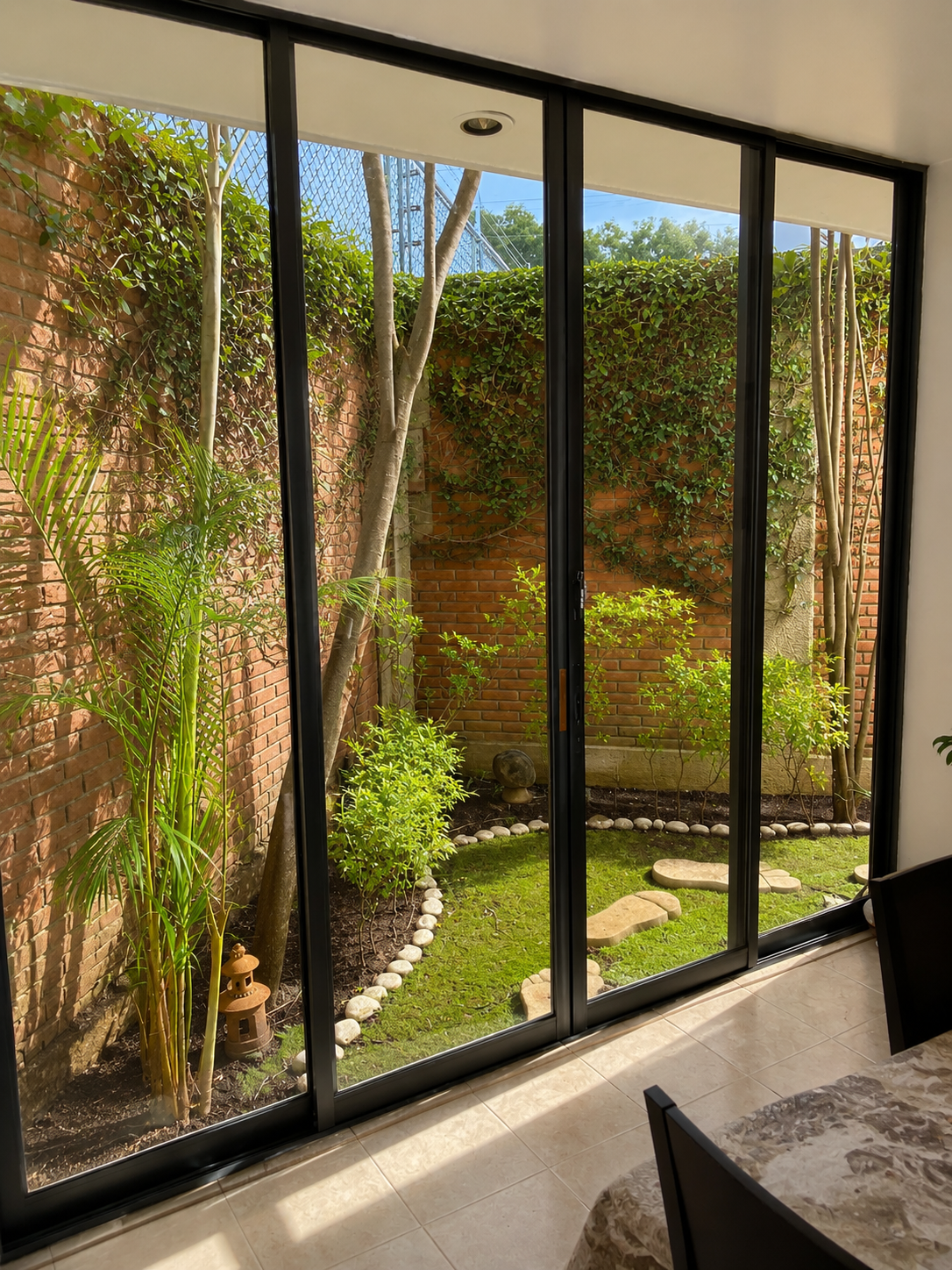 ¡Excelente oportunidad!  
Casa en Venta
Privada de Altepemilpa 18 colonia San Pedro Martir Tlalpan C.P 14650 
Trato Directo.
Precio de VENTA $14 M.
Descripción:
CASA DE 2 NIVELES.
SALA / ESTANCIA, ÁREA DE TV O ESTUDIO. 
COMEDOR.
COCINA INTEGRAL.
ÁREA DE LAVADO.
3 RECAMARAS, LA PRINCIPAL CON WALKING CLOSET. 
3 ½ BAÑOS COMPLETOS, 1 CON JACUZZI. 
ESTACIONAMIENTO PARA 5 AUTOS.
CUARTO DE SERVICIO.
TERRAZA. 
CONSTRUCCIÓN 440 M².
TERRENO 614 M².
ANTIGÜEDAD 20 AÑOS.
GAS LP, CISTERNA DE 25K. LITROS.
ACABADOS DE MADERA.
ELEGANCIA Y CONFORT.
¡Solicita información en este momento y agenda tu visita!