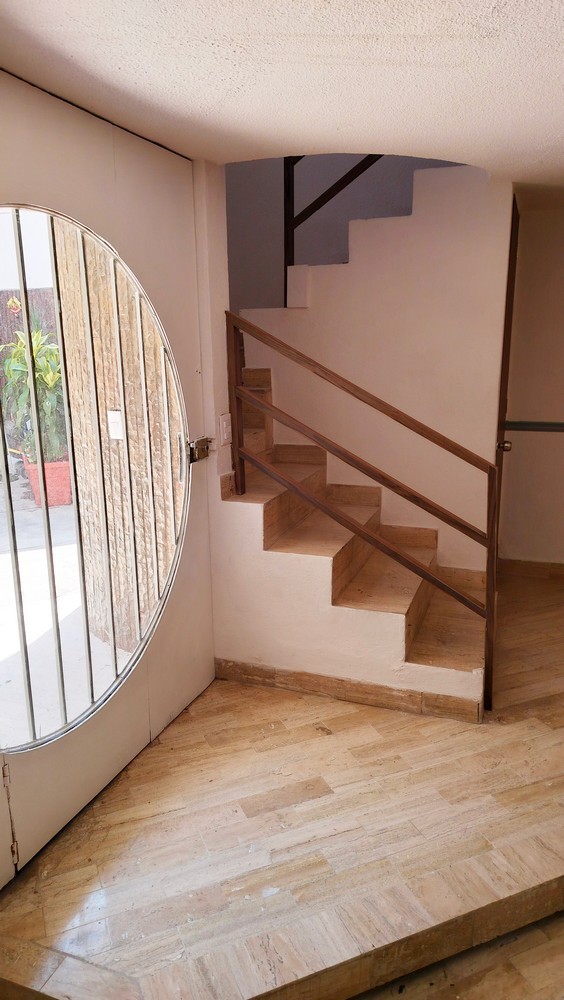 Tiene 3 recámaras con closet, la principal con baño completo y otro baño completo para las demás recámaras, sala-comedor, cocina con cocineta y alacena, medio baño, zotehuela ampliada, cochera para 2 autos.
Está remodelada, tiene puertas nuevas, pintura nueva, closets nuevos, cocineta nueva, muebles de baño nuevos, se pintó en exterior e interior y se impermeabilizó con carpeta asfáltica la azotea.
Lo mejor es el precio $1,590,000 pesos en la zona es difícil encontrar casa de este rango
