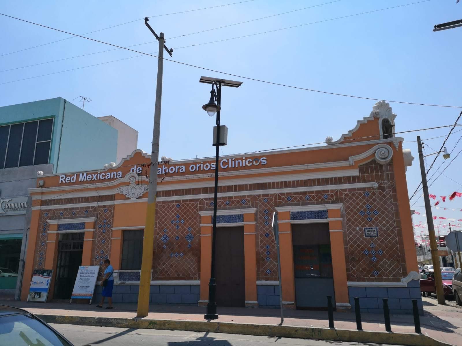 Tiene 338 metros de terreno y 320 de construcción en 1 solo nivel.
La construcción cuenta con varias habitaciones de diferentes medidas, recepción 4 privados, bodegas, patio central, cochera y local independiente.
Es una construcción antigua pero muy bien conservada ya que funcionaba como laboratorio de análisis clínicos.
Se muestra con cita cualquier día de la semana de lunes a domingo.