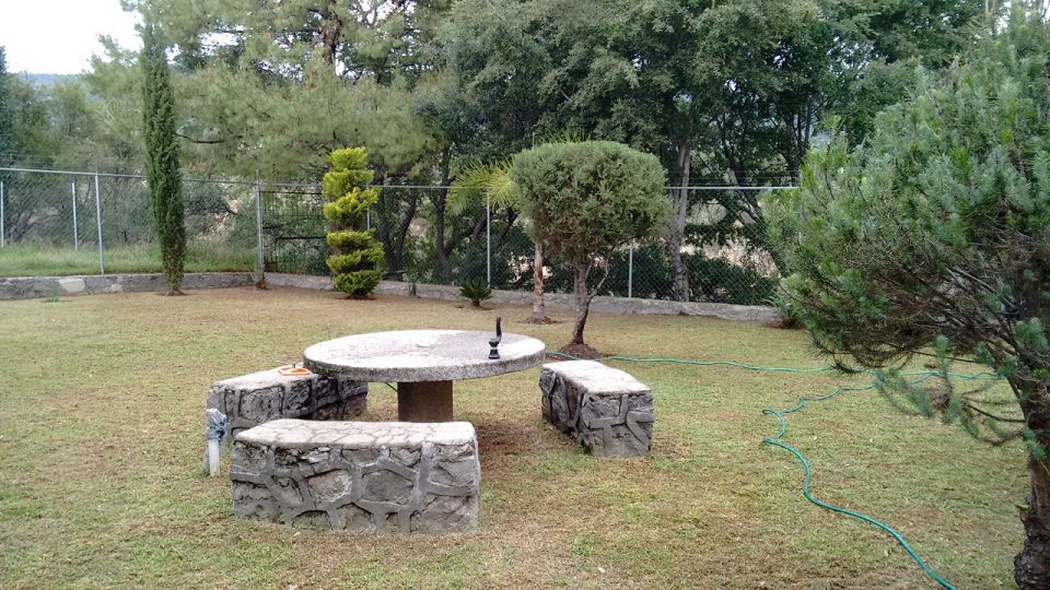 Amplia casa en conjunto cerrado a 10 minutos de Tlaxcala
CONTACTO: 2221767909
Fraccionamiento La Virgen en Panotla Tlaxcala y
a 30 de Volkswagen
424 m2 de terreno
220 m2 de construcción
Junto a zona arbolada con hermosa vista.
Con amplio jardín de 250 m2
PLANTA BAJA:
Recibidor
Sala comedor
Cocina integral
Estudio
Bar
Baño de visitas
Cuarto de servicio
Área de lavado
Jardin verdaderamente grande
PLANTA ALTA
4 recámaras
2 baños completos
SE VENDE CON O SIN MUEBLES