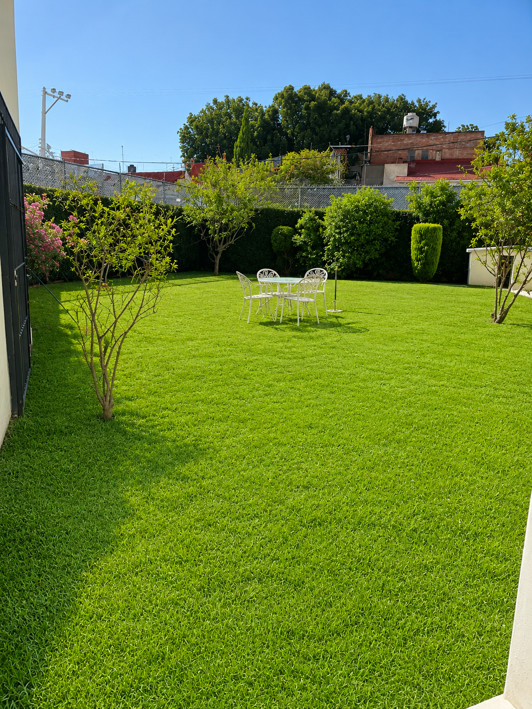 ¡Excelente oportunidad!  
Casa en Venta
Privada de Altepemilpa 18 colonia San Pedro Martir Tlalpan C.P 14650 
Trato Directo.
Precio de VENTA $14 M.
Descripción:
CASA DE 2 NIVELES.
SALA / ESTANCIA, ÁREA DE TV O ESTUDIO. 
COMEDOR.
COCINA INTEGRAL.
ÁREA DE LAVADO.
3 RECAMARAS, LA PRINCIPAL CON WALKING CLOSET. 
3 ½ BAÑOS COMPLETOS, 1 CON JACUZZI. 
ESTACIONAMIENTO PARA 5 AUTOS.
CUARTO DE SERVICIO.
TERRAZA. 
CONSTRUCCIÓN 440 M².
TERRENO 614 M².
ANTIGÜEDAD 20 AÑOS.
GAS LP, CISTERNA DE 25K. LITROS.
ACABADOS DE MADERA.
ELEGANCIA Y CONFORT.
¡Solicita información en este momento y agenda tu visita!