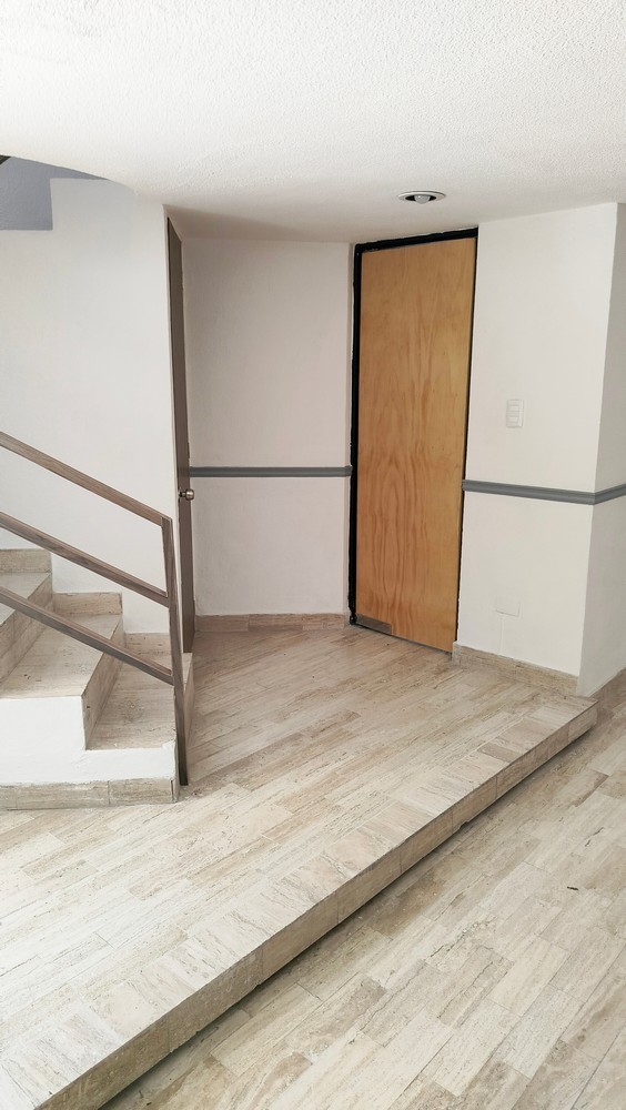 Tiene 3 recámaras con closet, la principal con baño completo y otro baño completo para las demás recámaras, sala-comedor, cocina con cocineta y alacena, medio baño, zotehuela ampliada, cochera para 2 autos.
Está remodelada, tiene puertas nuevas, pintura nueva, closets nuevos, cocineta nueva, muebles de baño nuevos, se pintó en exterior e interior y se impermeabilizó con carpeta asfáltica la azotea.
Lo mejor es el precio $1,590,000 pesos en la zona es difícil encontrar casa de este rango