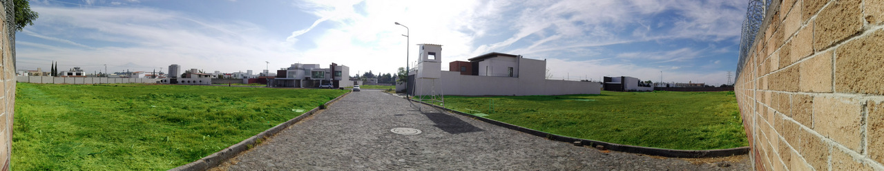 Diferentes opciones en el fraccionamiento Desde 452m² hasta 1,737m²
Fraccionamiento privado, con vigilancia 24 horas, servicios ocultos, calles amplias empedradas y de concreto.
Excelente ubicación, atrás del Colegio Humboldt, muy cerca de la Recta a Cholula, Blvd. Forjadores, Periférico Ecológico.
En el fraccionamiento hay residencias de nivel alto ya que existe una restricción de mínimo 400 m² por vivienda.