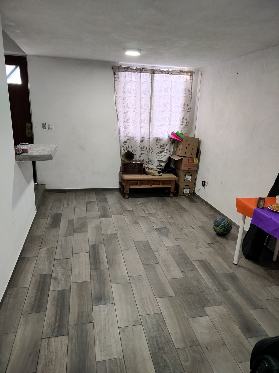 Fraccionamiento con vigilancia privada 24 horas y acceso restringido, con 3500 metros de áreas verdes para uso exclusivo de los habitantes del fraccionamiento.
Es una casa en Esquina tiene 2 recámaras, sala comedor, cocina ampliada, zotehuela, espacio para medio baño en PB, Baño completo arriba, cochera para 1 auto y área de lavado, tiene el uso exclusivo de un extra de terreno el cual no entra en escrituras pero se usa como patio de la casa.
Tiene cisterna con bomba y gas natural.