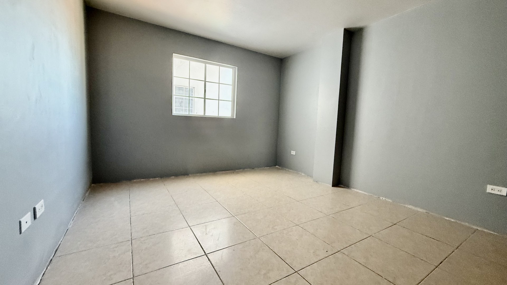 Departamento en Renta en Playas de Tijuana
Su ubicación estratégica te brinda cercanía a centros comerciales, escuelas y áreas recreativas, además de la tranquilidad de vivir en una de las mejores zonas de la ciudad-
Descripción del departamento:
• Recámaras: 3, todas con closets.
• Baños: 2 completos.
• Cocina: Totalmente nueva y moderna.
• Área de lavado: Incluida para mayor comodidad.
Ubicación:
• Piso: Tercer nivel con acceso a través de elevador.
Extras:
• Pet Friendly
Christian Ontiveros