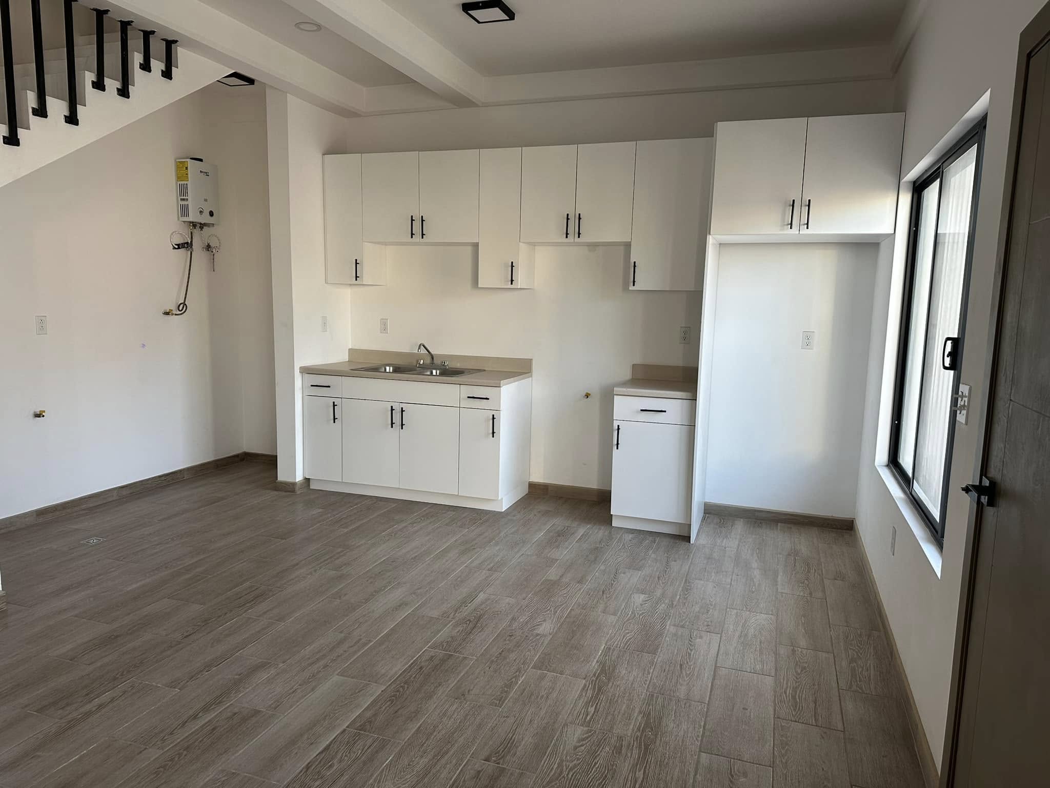 Townhouse en Renta en Avenida Las Ferias
Este acogedor townhouse es perfecto para profesionales o familias que buscan vivir en una ubicación privilegiada en Tijuana, con acceso rápido a diversos servicios y puntos de interés. Si estás interesado en conocer esta propiedad, no dudes en contactarnos para agendar una visita. ¡Te atenderemos con gusto!
Ubicación:
• Situado en Avenida Las Ferias, a solo pasos del Club Britania.
Renta USD $1,600 dlls por mes