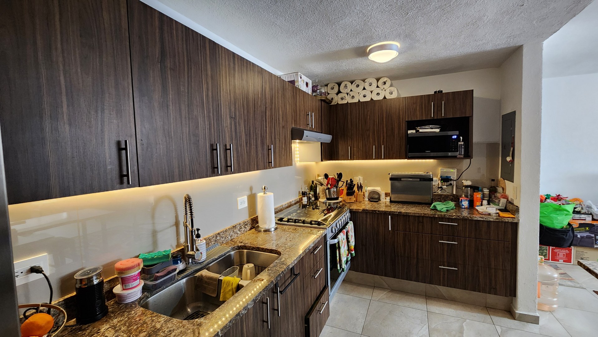 Departamento en Venta en Colinas de Chapultepec
Este amplio y moderno departamento te ofrece la oportunidad de vivir en una de las zonas más privilegiadas de Tijuana. Ubicado dentro de la Zona Dorada, disfrutarás de un entorno seguro, con excelente conectividad y acceso inmediato a escuelas, restaurantes, bares y comercios. Ideal para quienes buscan comodidad, seguridad y un estilo de vida práctico y bien ubicado.
Características
• Superficie de 105 m² en un solo nivel.
• 2 recámaras.
• 2 bañ