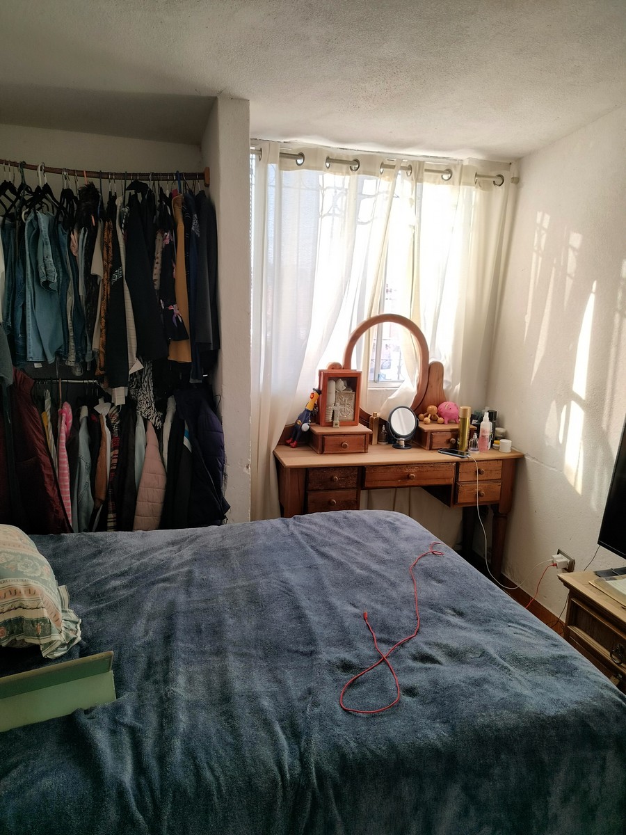 Fraccionamiento con vigilancia privada 24 horas y acceso restringido, con 3500 metros de áreas verdes para uso exclusivo de los habitantes del fraccionamiento.
Es una casa en Esquina tiene 2 recámaras, sala comedor, cocina ampliada, zotehuela, espacio para medio baño en PB, Baño completo arriba, cochera para 1 auto y área de lavado, tiene el uso exclusivo de un extra de terreno el cual no entra en escrituras pero se usa como patio de la casa.
Tiene cisterna con bomba y gas natural.