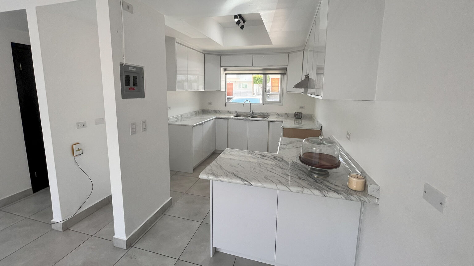 Casa en Venta en Coto Uno
Hermosa casa ubicada en un coto privado con excelentes amenidades, ideal para disfrutar en familia y vivir con seguridad y confort. Un hogar listo para disfrutar en un entorno seguro, tranquilo y con todo lo que tu familia necesita.
Características de la casa
• Sala y comedor amplios.
• Cocina funcional.
• Pequeña bodega bajo la escalera.
• ½ baño en planta baja.
• Patio trasero.
• Cuarto de lavado.
• Recámara principal con baño completo.
• 2 recámaras secundarias con baño compartido.
• Pasillo de servicio.
• Cochera para 2 autos + 1 espacio adicional en la calle.
Amenidades del coto
• Alberca y jacuzzi.
• Áreas verdes.
• Fogatero.
• Área de juegos infantiles.
Superficie
• Terreno: 223 m²
• Construcción: 114 m²
Solicita más información