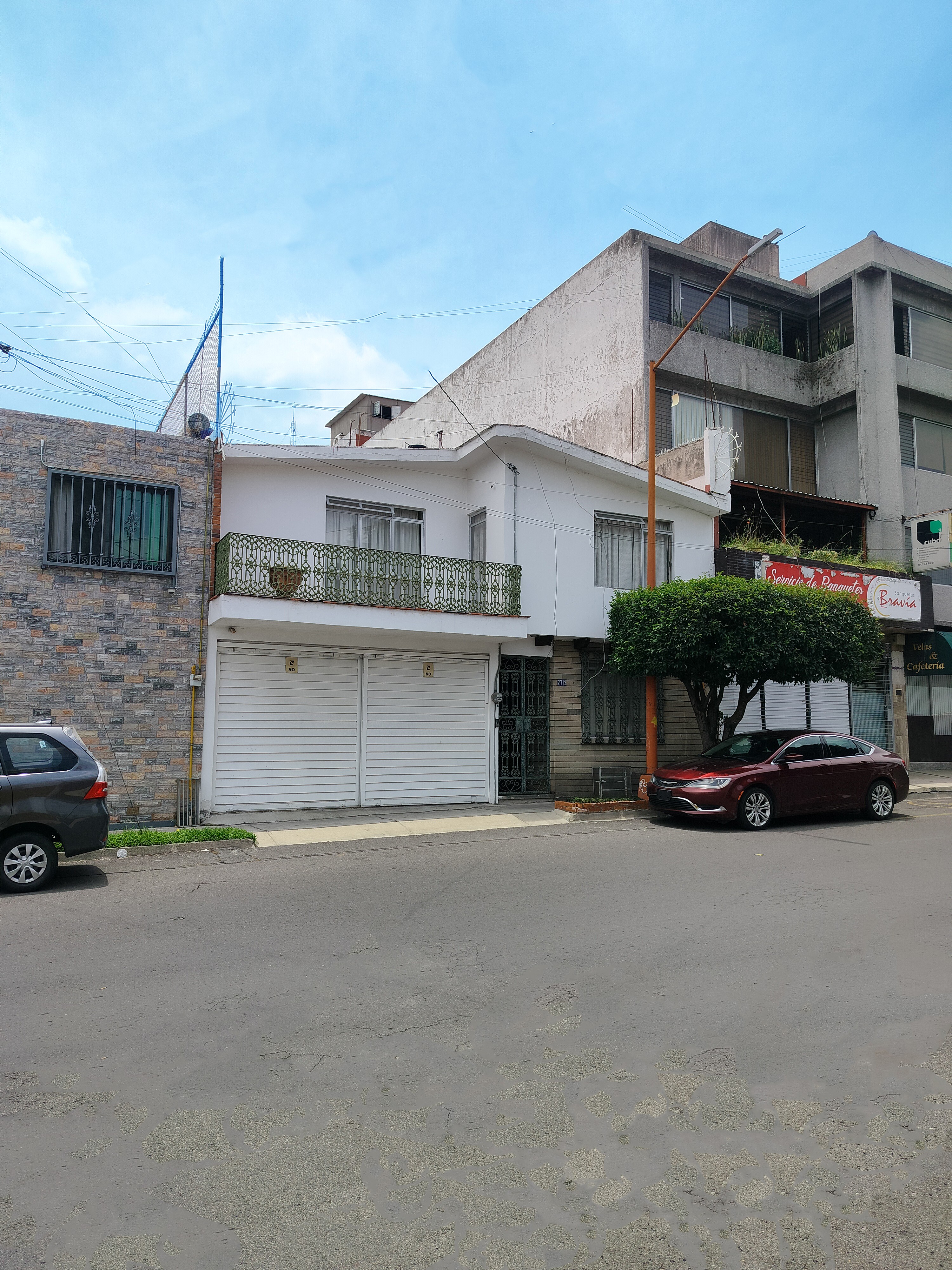 Excelente tanto para casa habitación o comercio, SPA, Clínica de Rehabilitación, Consultorio, Oficinas.
Tiene alberca techada con policarbonato, funcionando con filtros y caldera.
La casa cuenta en planta baja con:
cochera techada para 2 automóviles, Sala comedor, cocina con cocina integral, 1 recámara, baño completo y despacho.
En planta alta:
Tiene 2 recámaras amplias con closets, terraza y baño completo.
En la azotea tiene roofgarden con asador, cuarto de lavado y cuarto de servicio baño