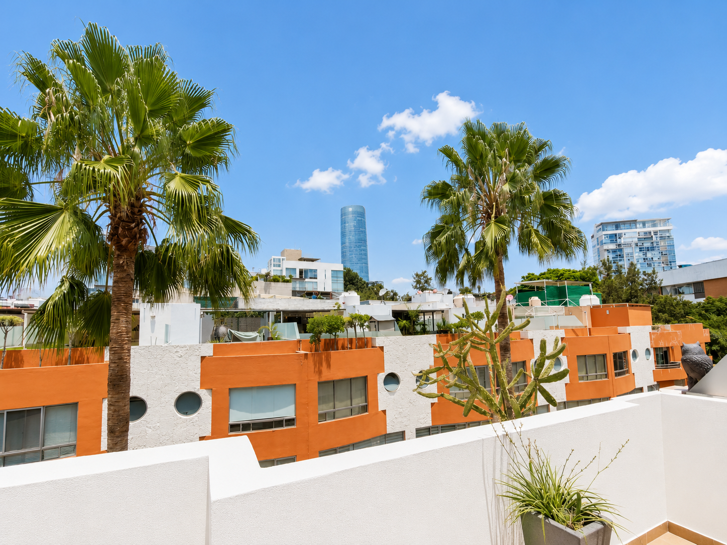*PRECIO RENTA $40 K.
MANTENIMIENTO: $2,000.00

Descripción:
*CASA VERTICAL.
*SALA / ESTANCIA.
*COMEDOR.
*COCINA CON COCINA INTEGRAL.
*AREA DE LAVADO.
*4 RECAMARAS.
*3 ½ BAÑOS
*2 CAJONES DE ESTACIONAMIENTO.
*CUARTO DE SERVICIO.
*TERRAZA SEMI TECHADA.
*VIGILANCIA 24 HRS.
*CONSTRUCCIÓN 153 M².