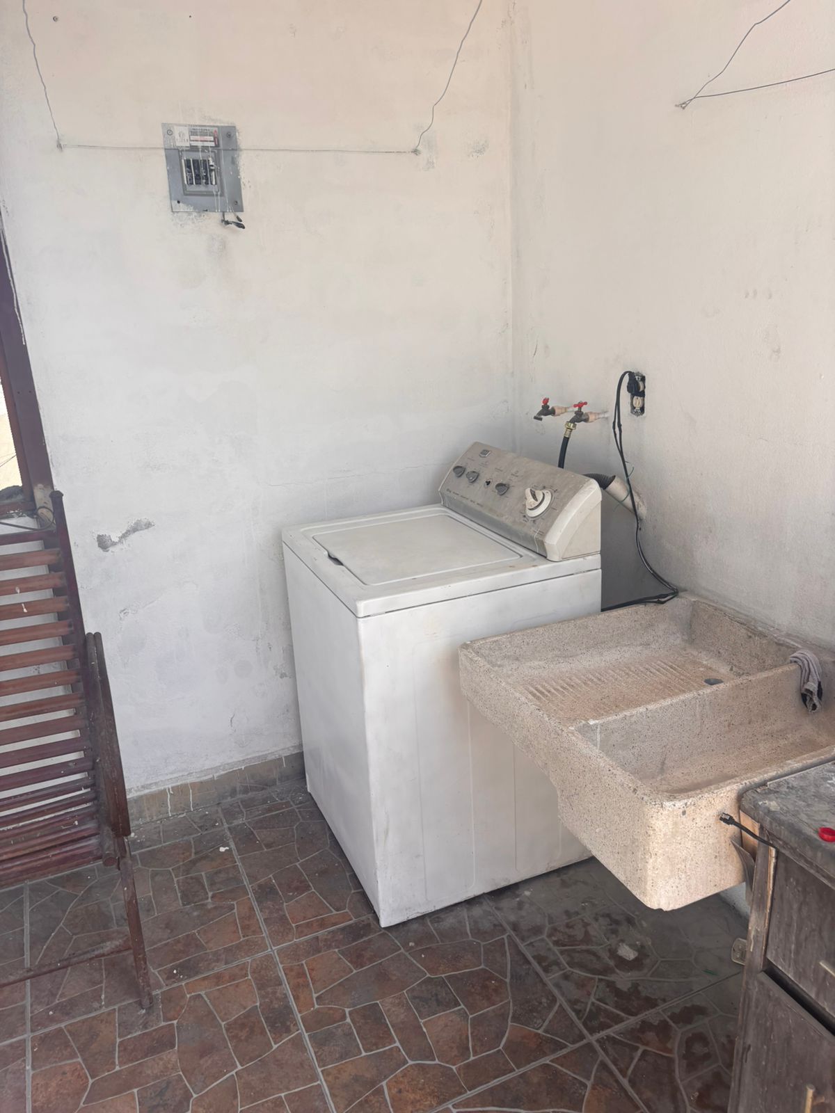 Se renta cuarto para 1 persona, en excelente ubicación cerca del Centro Comercial Paseo La Fe, estación de la ecovía De la Zanja, Av. Miguel Alemán, Av. Acapulco, aeropuerto. Cuenta con lavandería techada, donde lavar la ropa, colgar la ropa y también lavadora ($60 pesos x carga). Ideal para estudiantes y para trabajadores y gente foránea.
La renta es de $3,500 al mes más $200 pesos de servicios.