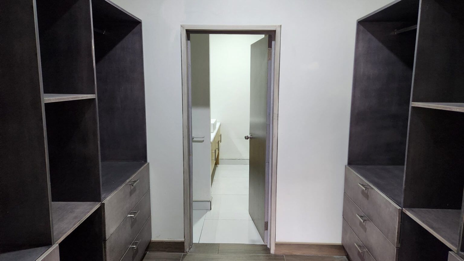 Departamentos en Renta en Mineral de Santa Fe
Renta un lujoso y cómodo departamento en Mineral de Santa Fe, ubicado en la zona Buena Vista de Tijuana. Este exclusivo departamento ofrece un entorno sofisticado y moderno, ideal para quienes buscan un estilo de vida premium a pocos minutos de la frontera y las principales zonas de entretenimiento y comercio de la ciudad.
Ubicación:
• A tan solo cinco minutos de la garita de San Ysidro.
Renta USD $1,000 dlls por mes