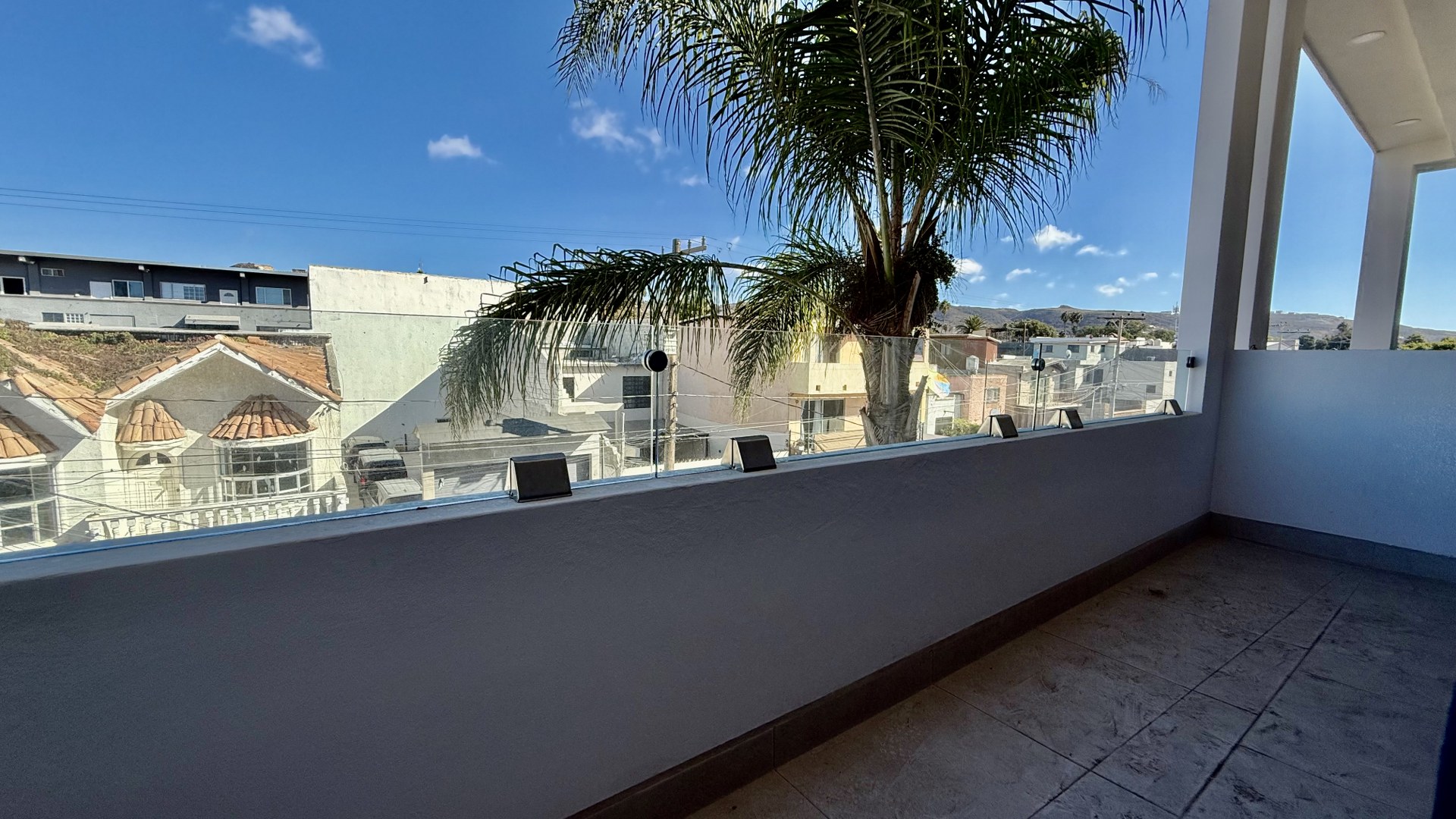 Departamento en Renta en Playas de Tijuana
Su ubicación estratégica te brinda cercanía a centros comerciales, escuelas y áreas recreativas, además de la tranquilidad de vivir en una de las mejores zonas de la ciudad-
Descripción del departamento:
• Recámaras: 3, todas con closets.
• Baños: 2 completos.
• Cocina: Totalmente nueva y moderna.
• Área de lavado: Incluida para mayor comodidad.
Ubicación:
• Piso: Tercer nivel con acceso a través de elevador.
Extras:
• Pet Friendly
Christian Ontiveros