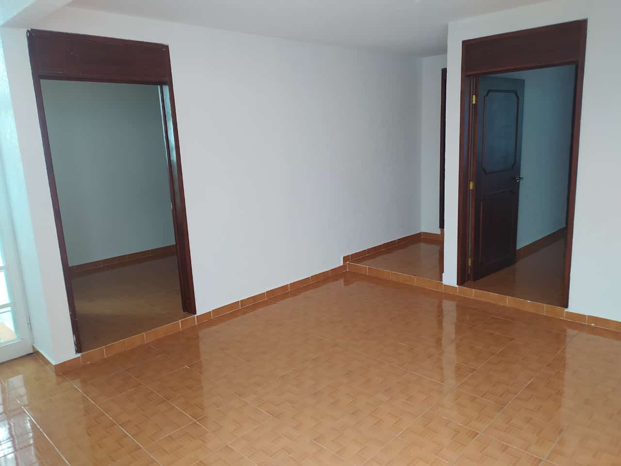 Casa amplia y con excelentes acabados.
Ubicación:
Colonia Bosques de Colón, a 10 min de la Prepa No.5, Toluca, Estado de México.
Cuenta con:
4 recamaras
2 baños completos
Garage para 1 auto
1 despacho
Cocina
Sala
Comedor
Cuarto para juegos
Patio de servicio.
Acabados: Loseta cerámica en toda la casa, closets en recamaras, la cocina apenas se coloco nueva, lista para habitar.
Se aceptan créditos, si no cuenta con el con gusto se le tramita con la institución que mas le convenga.