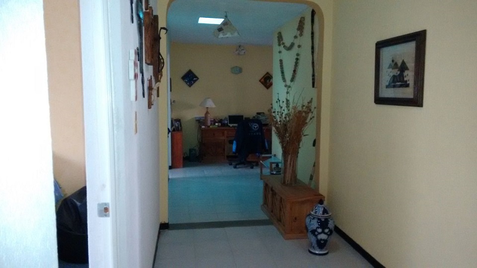 Amplia casa en conjunto cerrado a 10 minutos de Tlaxcala
CONTACTO: 2221767909
Fraccionamiento La Virgen en Panotla Tlaxcala y
a 30 de Volkswagen
424 m2 de terreno
220 m2 de construcción
Junto a zona arbolada con hermosa vista.
Con amplio jardín de 250 m2
PLANTA BAJA:
Recibidor
Sala comedor
Cocina integral
Estudio
Bar
Baño de visitas
Cuarto de servicio
Área de lavado
Jardin verdaderamente grande
PLANTA ALTA
4 recámaras
2 baños completos
SE VENDE CON O SIN MUEBLES